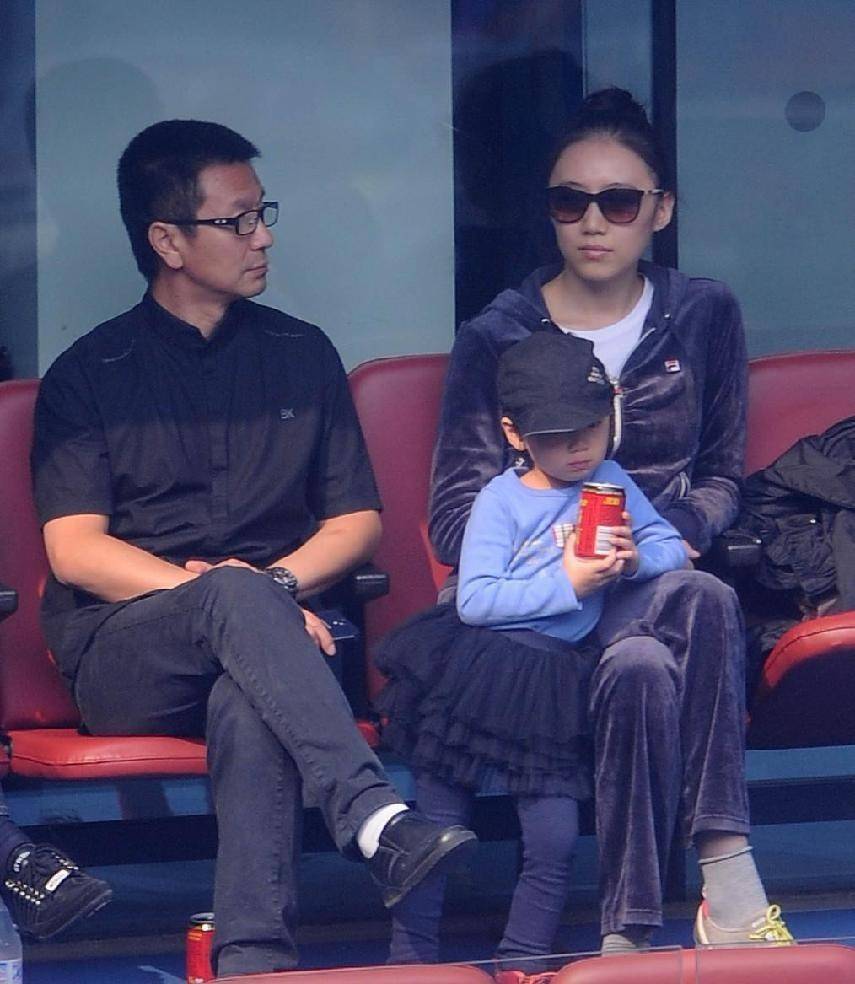 吴若甫妻子挺低调的,休闲装简约大方,但看得出身材保养挺不错_女性