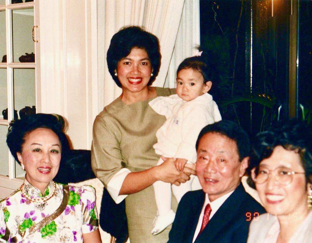 分别是长女利蕴梅,次女利蕴莲,三女利蕴珍,独子利宪彬.