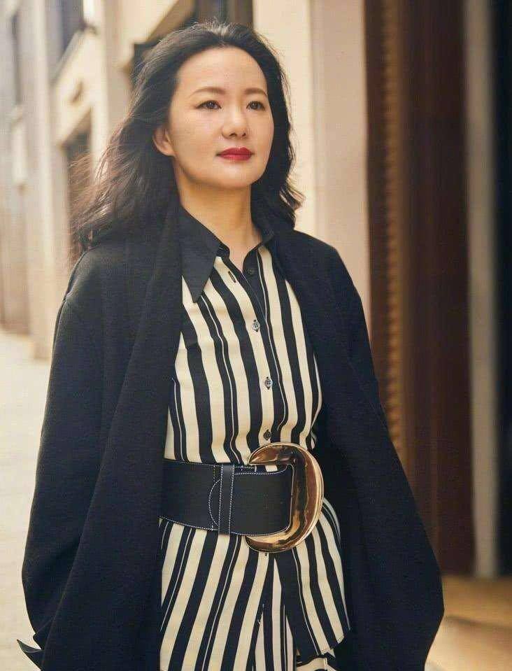 卷发有一种“高级”叫咏梅换发型，优雅又气质，四五十岁女人值得借鉴