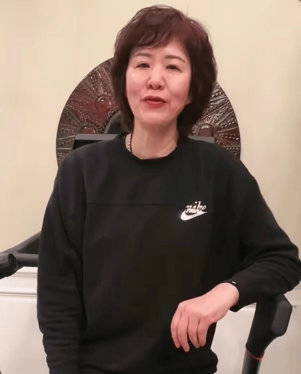 原创郎平美国生活惬意健身房暴汗买奢侈品换新发型人也年轻了