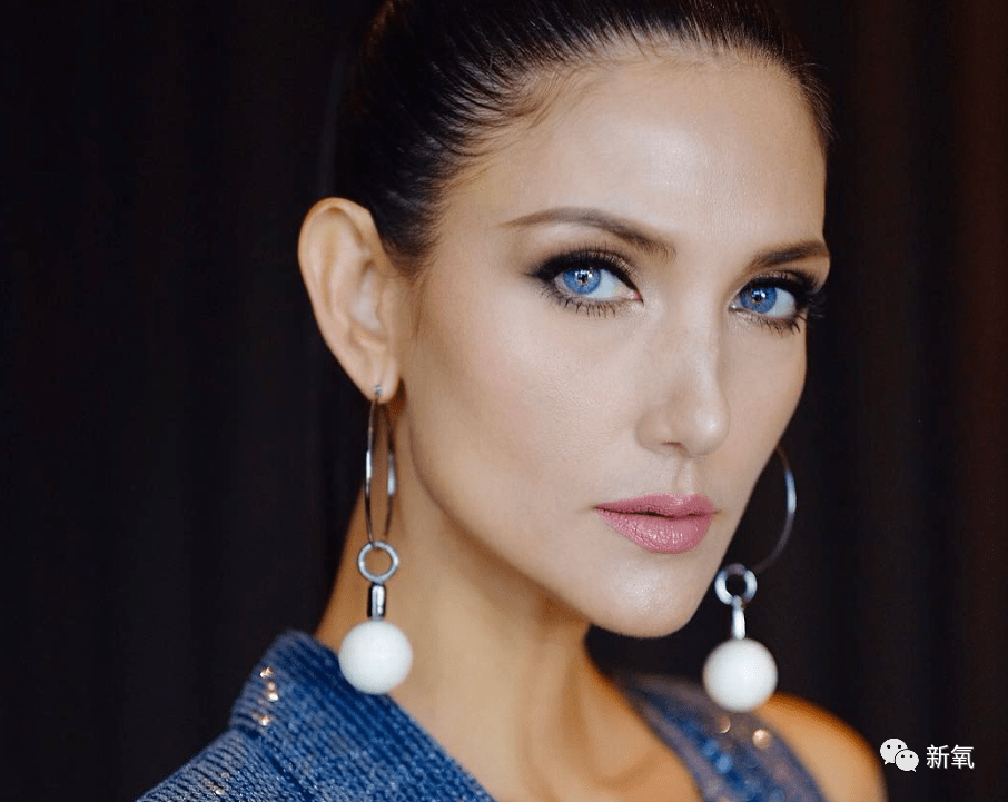 打眼看上去,线条锋利无比,高智感拉满95窄面高眉骨,长脸尖下巴,外加