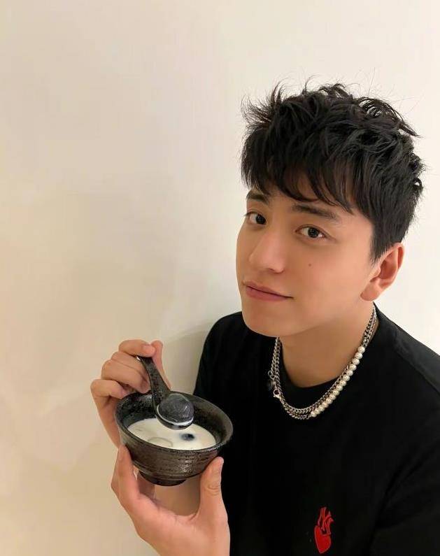 王大陆和母亲的感情非常好,经常一起去夜店嗨玩,由此不难看出,王母生