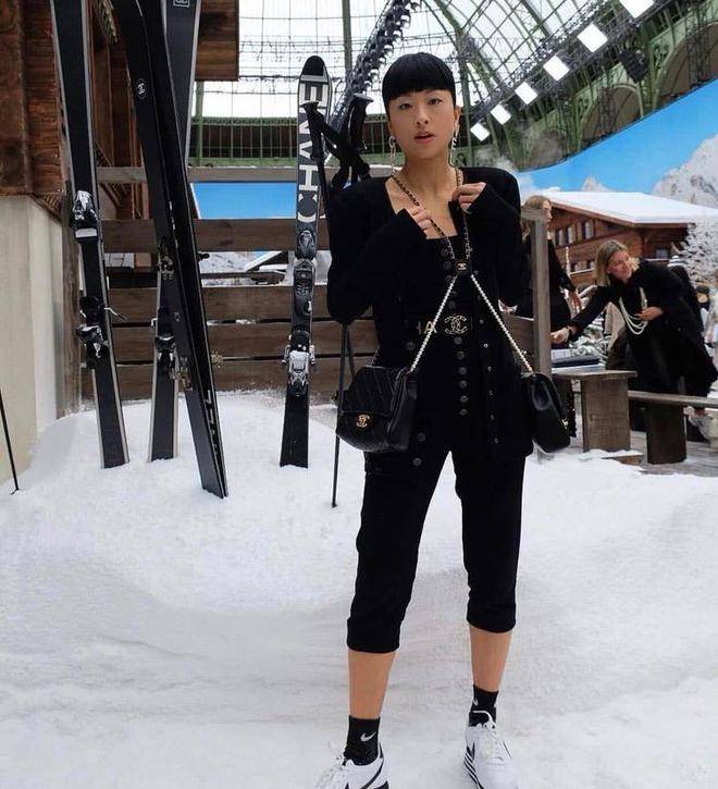 奢侈品 陈奕迅45岁妻子真能“装”，出门要背2个大牌包，浑身堆满奢侈品！