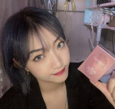 女神不愧是“冻龄女神”，44岁的林志玲，纤纤玉手宛如20岁少女