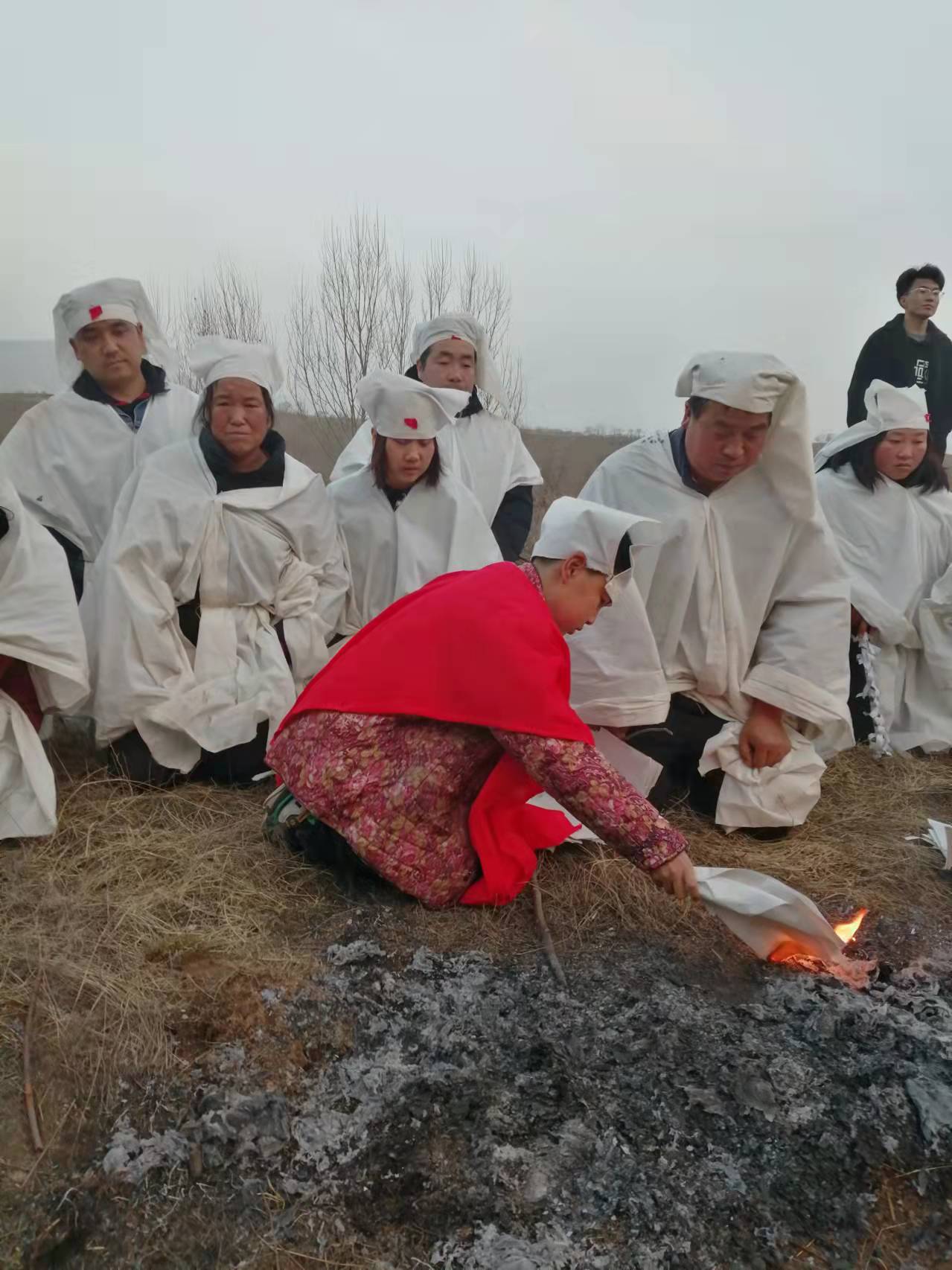 出殡:满堂皆白,事前要祭奠,俗称"烧香",先儿孙后亲朋按辈分大小依次