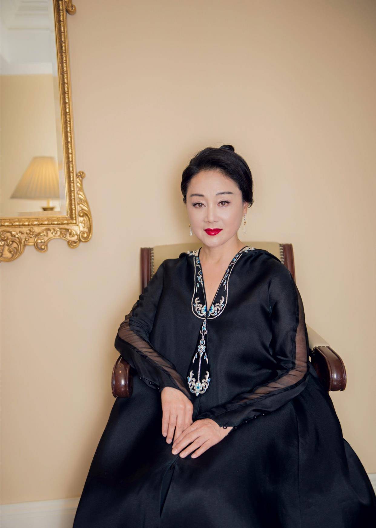一身 57岁王姬真高调，把“青花瓷”穿在身上，不过这身材确实松弛了