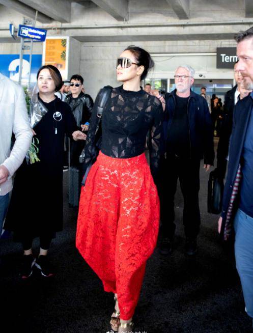 鱼尾 巩俐的“括号胯”真惊艳,穿鱼尾裙藏不住好身材,但小腹也好真实