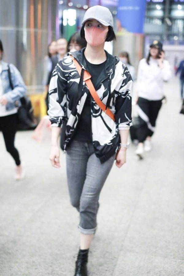 蒋欣别再难为自己了穿这么紧的牛仔裤真的不难受吗