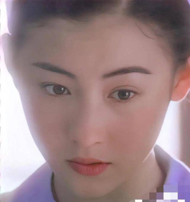 因为张柏芝水滴鼻输给了她，什么样的鼻子小成就美女完美的侧颜？