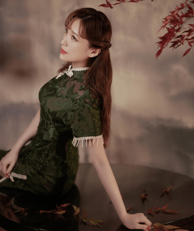 金莎穿旗袍的样子还挺优雅但是侧身的时候看着却有点太普通