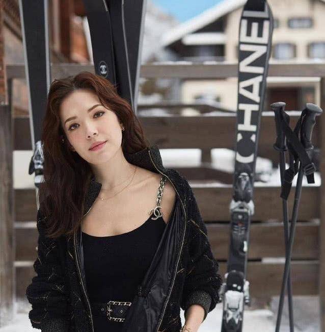 奢侈品 陈奕迅45岁妻子真能“装”，出门要背2个大牌包，浑身堆满奢侈品！