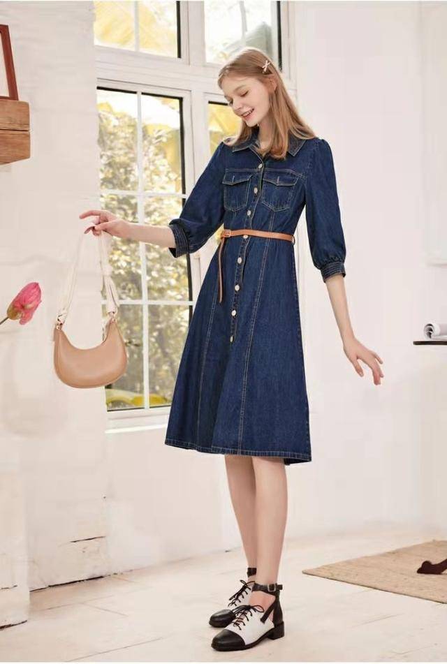 中性 深色系的牛仔连衣裙