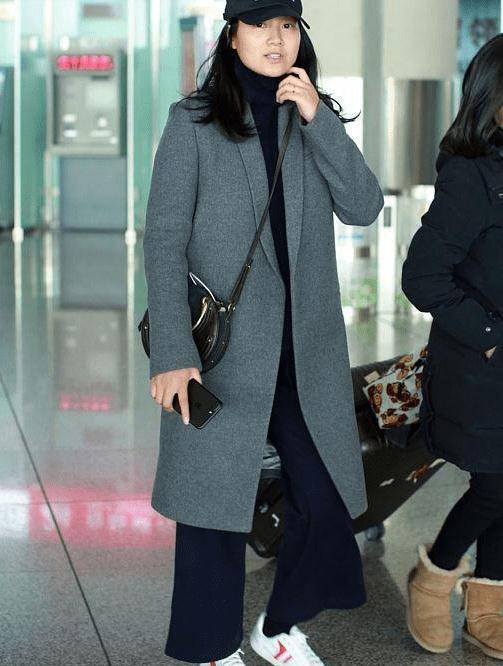 脸庞 朱丹穿灰色大衣配鸭舌帽现身机场，素颜脸庞更大与路人并无二致
