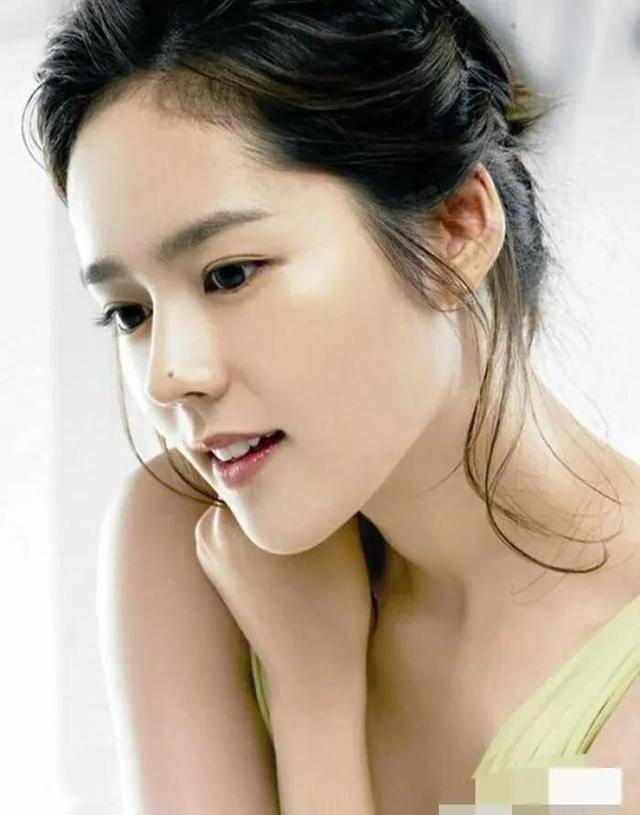 因为张柏芝水滴鼻输给了她，什么样的鼻子小成就美女完美的侧颜？