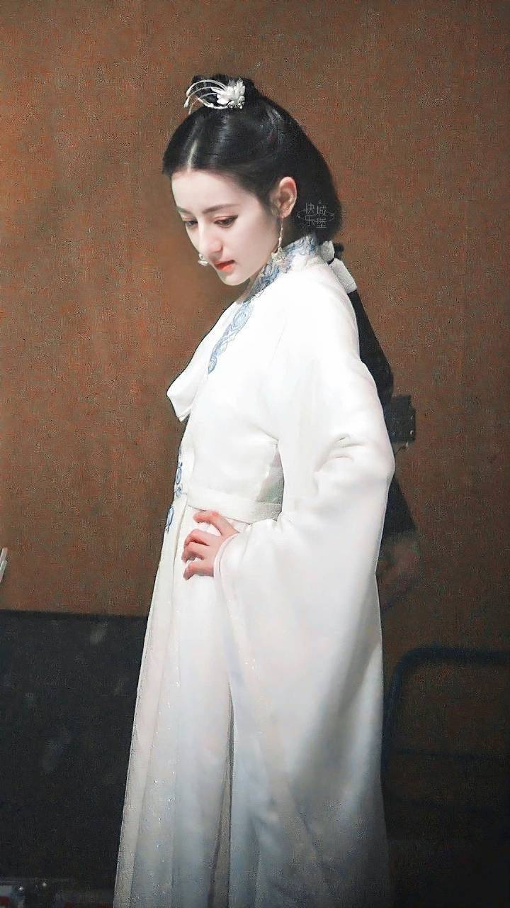 角色|迪丽热巴任嘉伦路透曝光，女方拉扯男方好甜蜜，古装扮相仙气飘飘