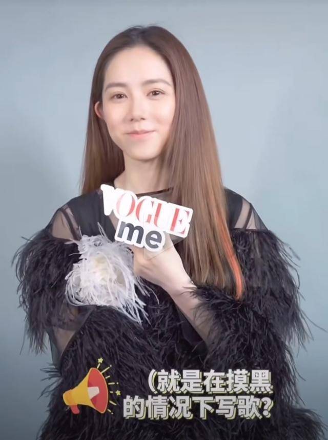 感觉 邓紫棋淡妆差点认不出，看着都变清纯了，身穿暗黑系裙子也不违和