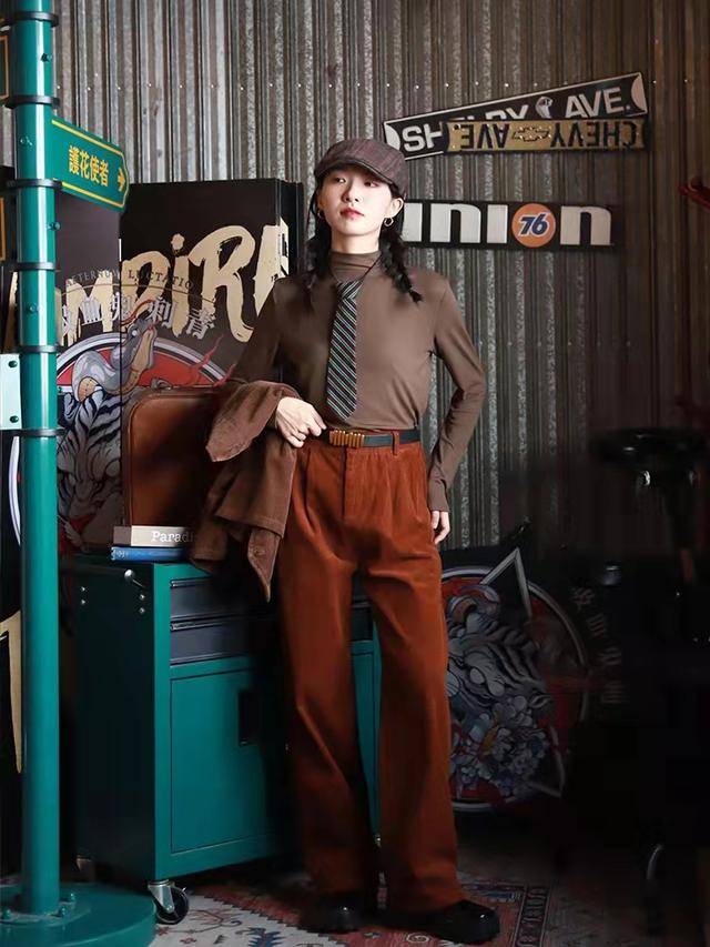 上装 棕色系裤子