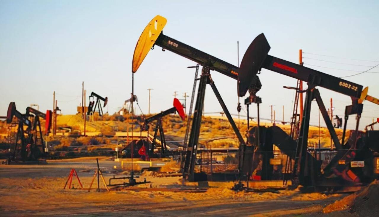 利比亚,一个北非的国家,石油大国,生产的原油油质好,含硫量低,靠出售