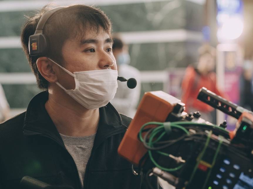 林超贤|炎亚纶新剧剧组出事故！38岁摄影师坠谷身亡，曾参与拍摄红海行动