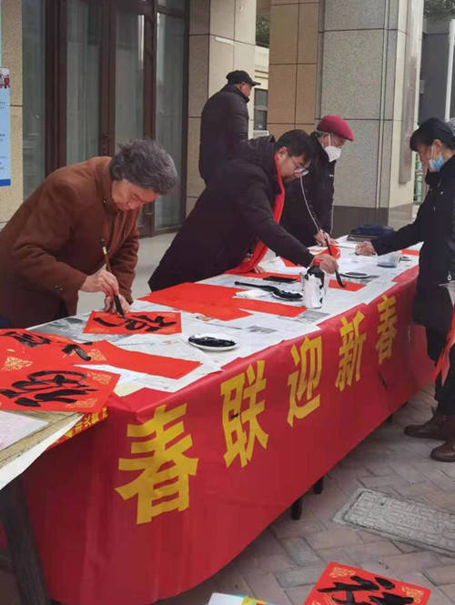 兩岸藝術名家為群眾書寫春聯送福共迎新年