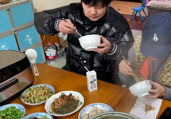 夫妻俩|湖北一男子将碗递给妻子盛饭，看到电饭煲位置，网友不淡定了