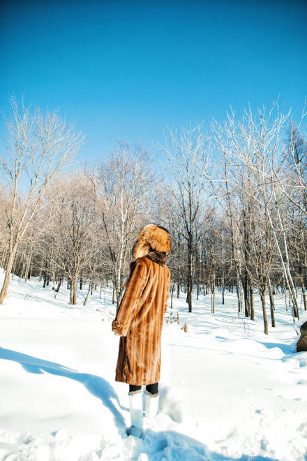 亮点 赵丽颖杀青照曝光！穿貂皮大衣尽显名媛范，雪地美照下少女感爆棚