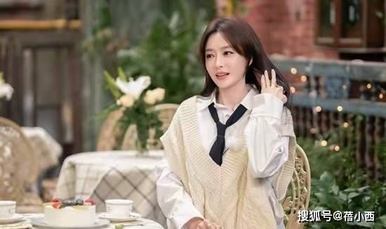 面料 “秦岚”真是越来越会打扮了，拼接外套搭牛仔裤，个性有范还时髦