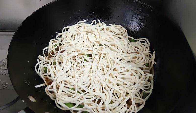 汤汁|家常豆角焖面，面条爽滑筋道，豆角软嫩油润，一碗根本不够吃