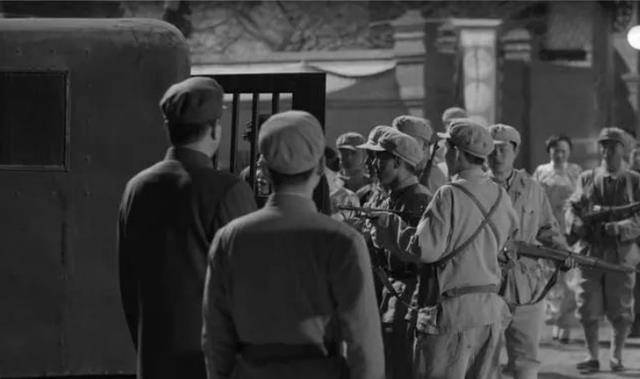 派去的主任遭刺杀,房顶炸个窟窿_马惇靖_甄华_我军