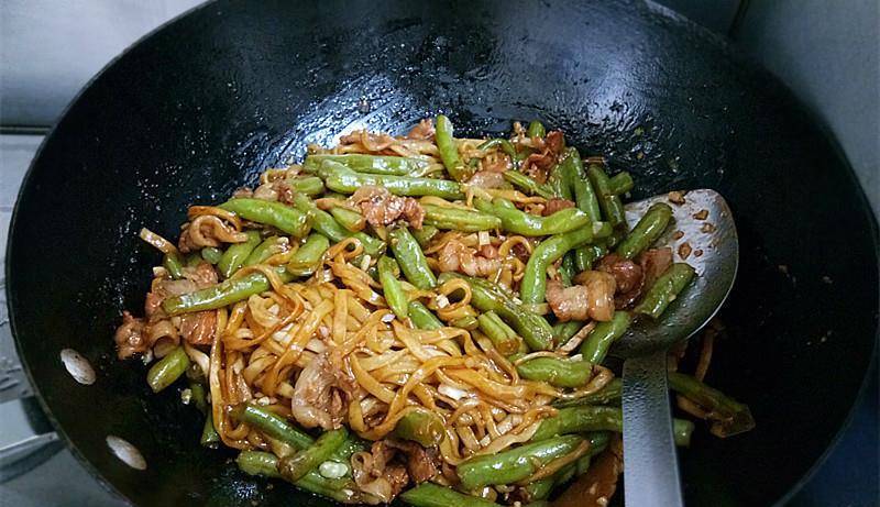 汤汁|家常豆角焖面,面条爽滑筋道,豆角软嫩油润,一碗根本不够吃