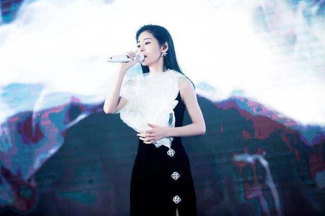 时尚 30岁张碧晨，淑女气质特别出众，黑白色拼接开叉长裙好时尚！