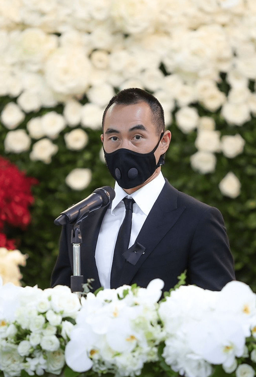 何猷龙探访老人院,戴两层口罩防护意识强,懒理资产