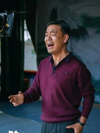 身份|他被称作是张嘉益的“小跟班”,以歌手身份出道,却在转型后被骂!