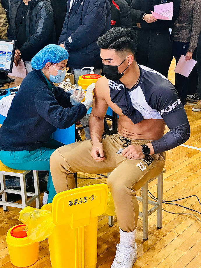 那个打疫苗也不忘秀身材的肌肉男找到了原来是橄榄球运动健将