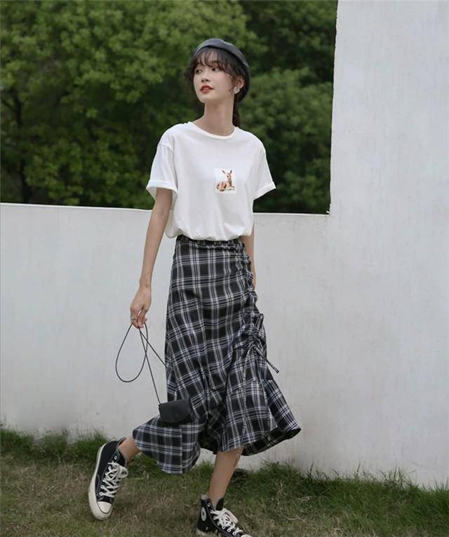 大气 “百褶裙”不受宠了，今年开始流行“奶奶裙”，清纯减龄有气质！