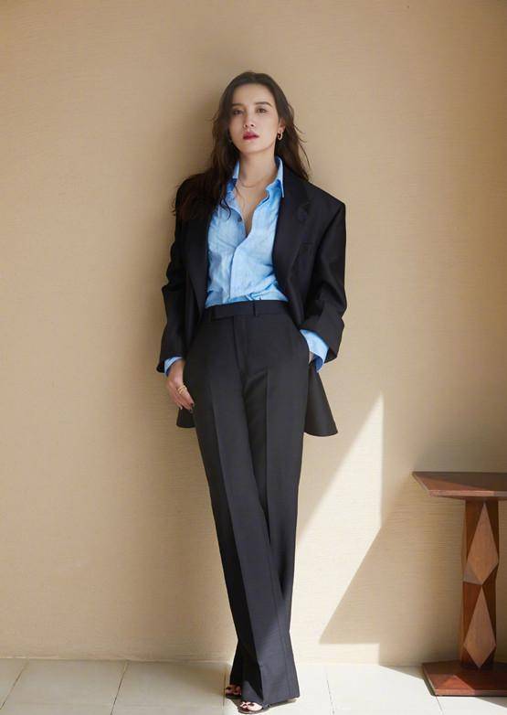 身材 宋佳周末逛奢侈店，穿长袖配4000拖鞋打扮奢侈，照试衣镜甜蜜自拍