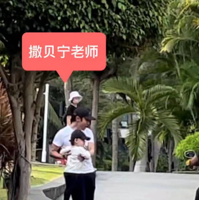 细节 撒贝宁带娃被偶遇，2岁儿子正脸首曝光，混血感超强太像外国妈妈