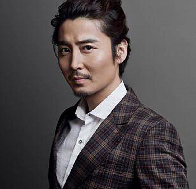 能演硬汉也能娘娘腔,他不火,真的只能说是娱乐圈最大的损失_王泷正