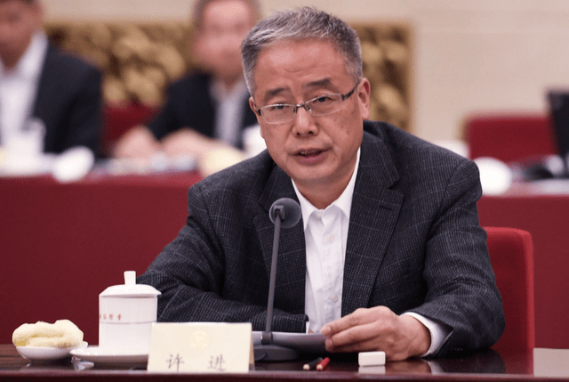 在两会上,人大代表许进就说出了自己对"取消英语"的