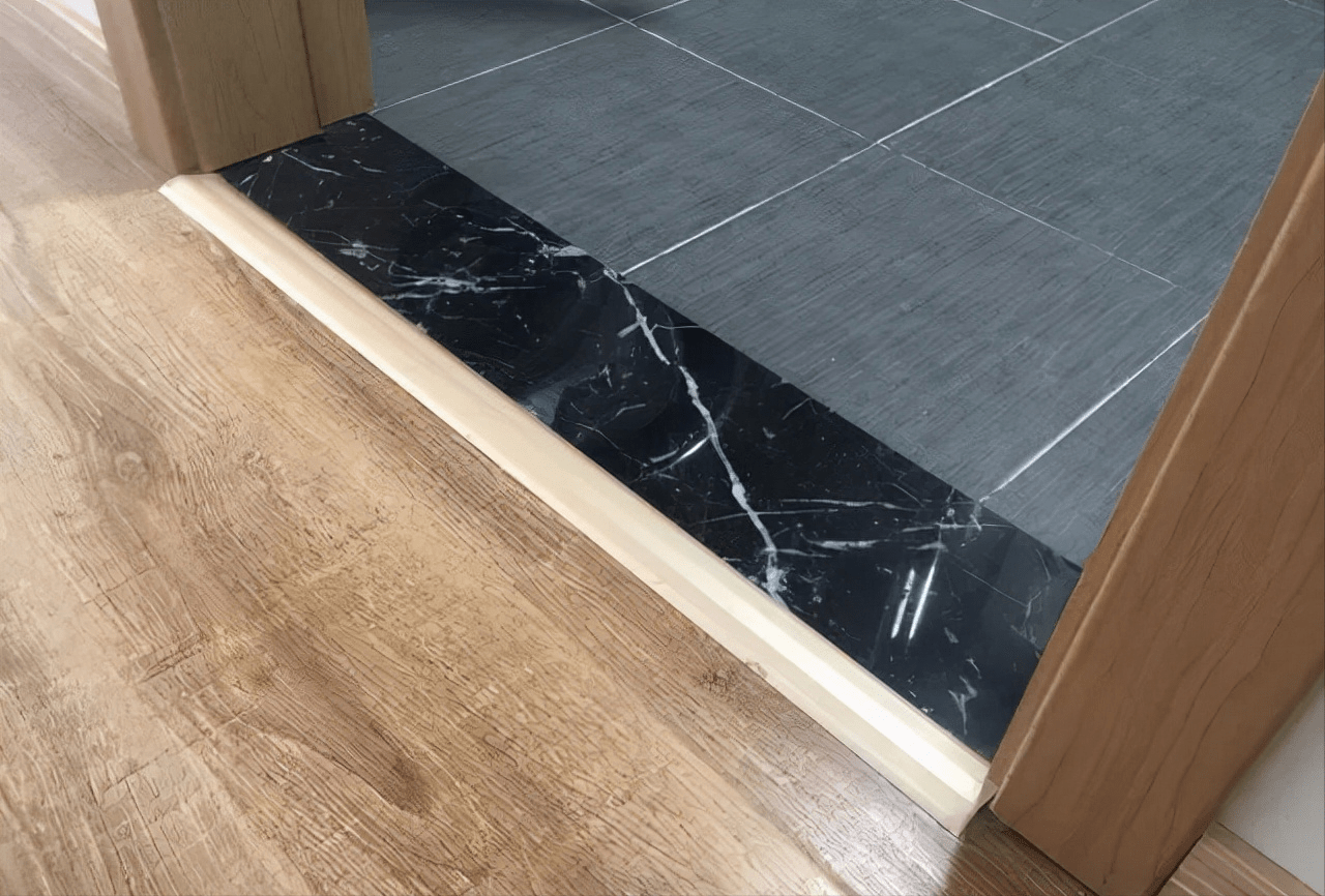 卫生间安了过门石,客厅还是被泡了,只怪当初装修少做了这一步_瓷砖