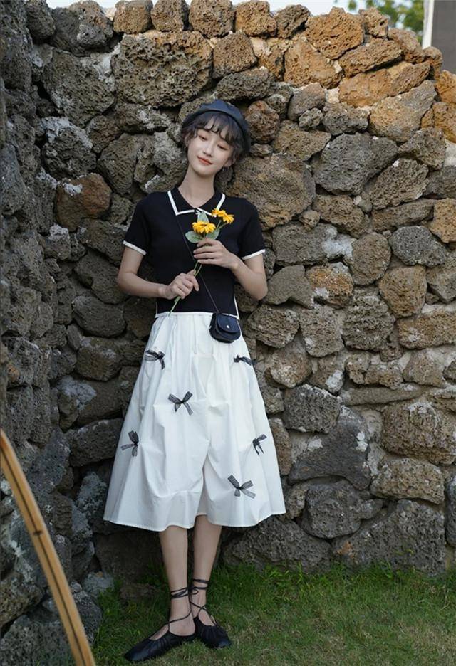 大气 “百褶裙”不受宠了，今年开始流行“奶奶裙”，清纯减龄有气质！