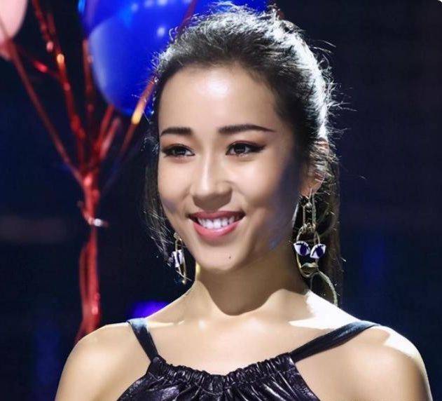 女孩子有一种“整容”叫吉克隽逸卸妆,素颜照曝光网友:丑跟黑没关系