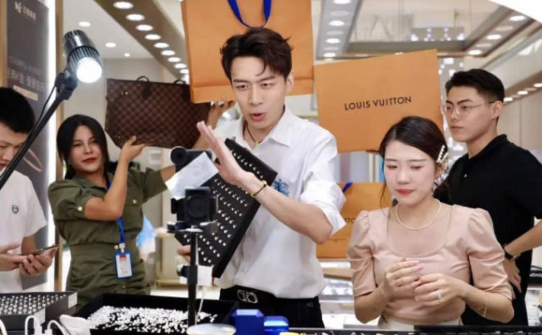 原创网红董先生靠卖珠宝走红成名后助力公益助贫困生为其善举点赞