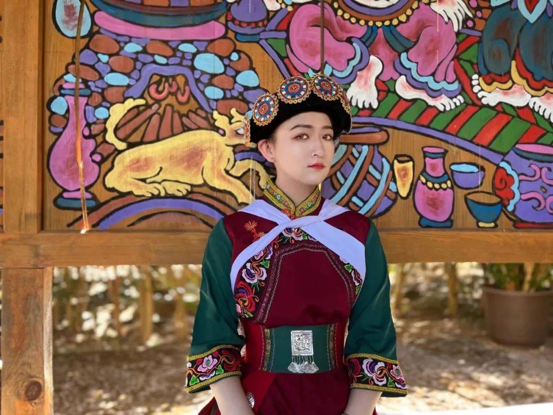 丽江纳西胖金妹带你去踏春_东巴_金塔_古城