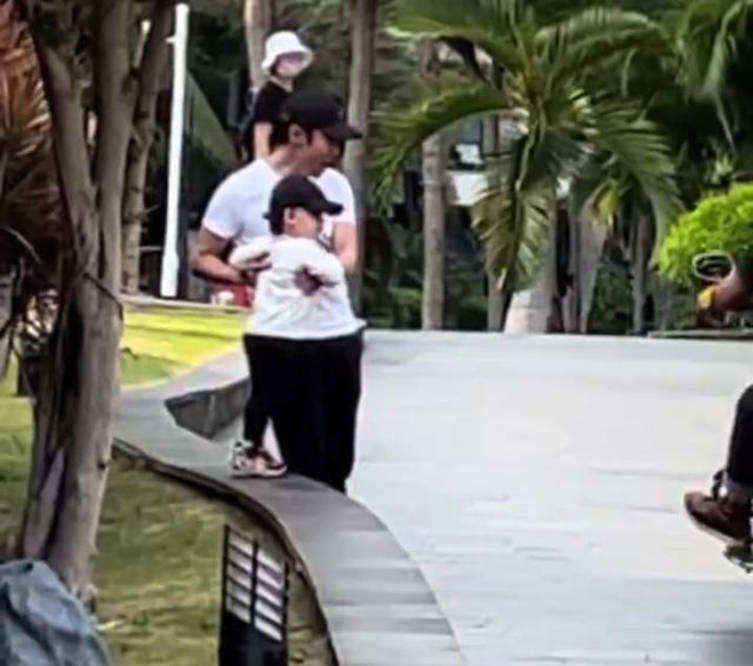细节 撒贝宁带娃被偶遇，2岁儿子正脸首曝光，混血感超强太像外国妈妈