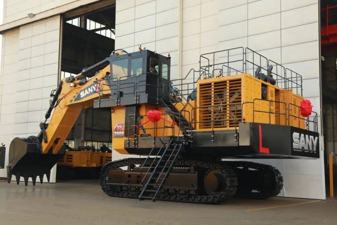 三一首台200吨级全电控反铲超大挖下线