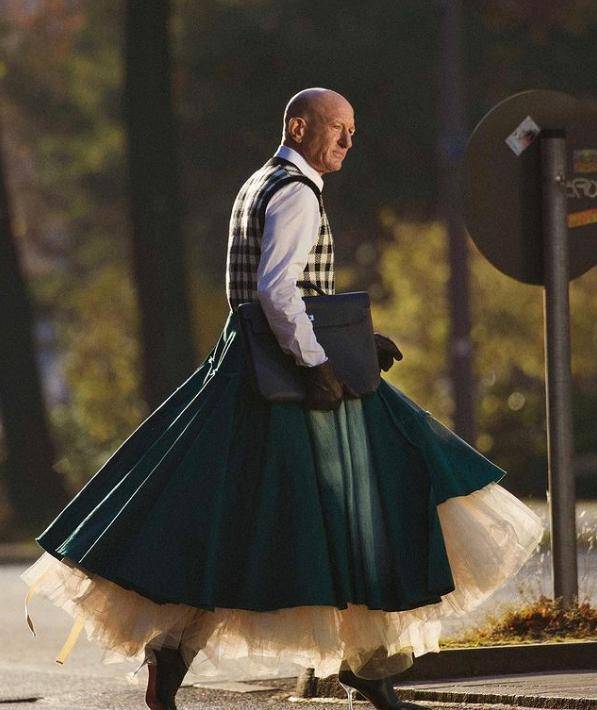 高跟鞋 61岁德国肌肉大叔穿短裙登上杂志,上班也穿小裙子,还火遍外网