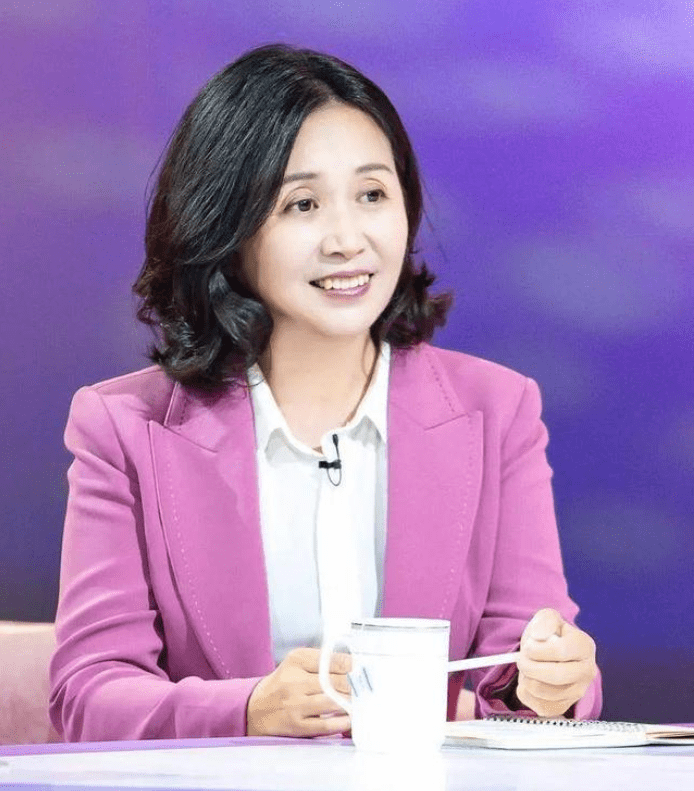 同学|黄菡:倒追丈夫恩爱31年无绯闻,是别人的情感导师,却搞不定女儿?