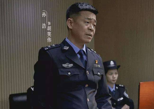 身份|他被称作是张嘉益的“小跟班”，以歌手身份出道，却在转型后被骂！