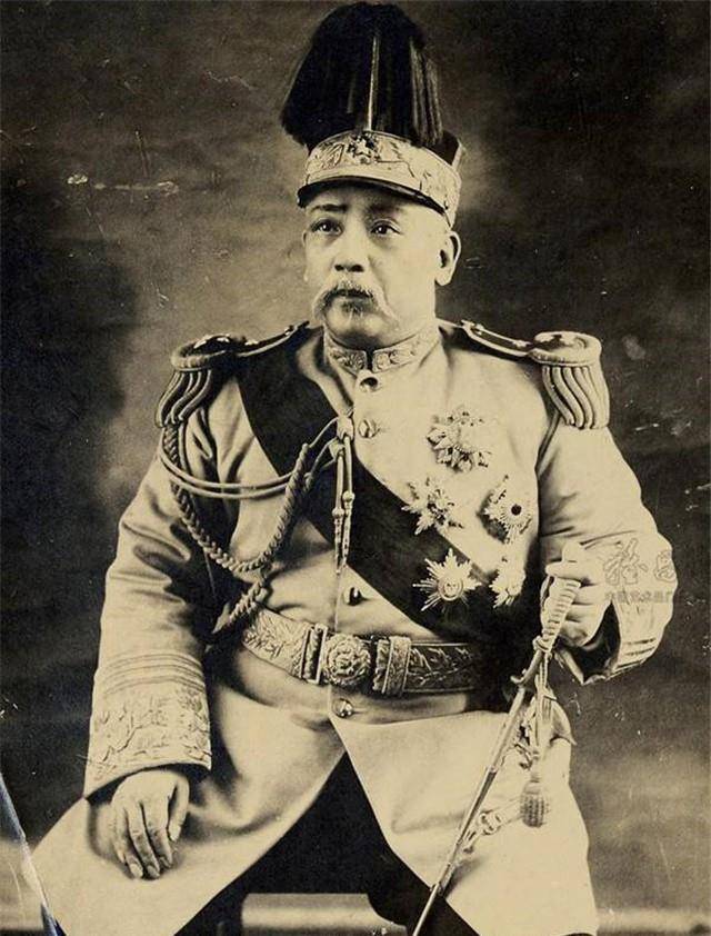 袁世凯袁克捷没有稳定的工作,本来赡养孩子就不易,但他仍愿意带着母亲